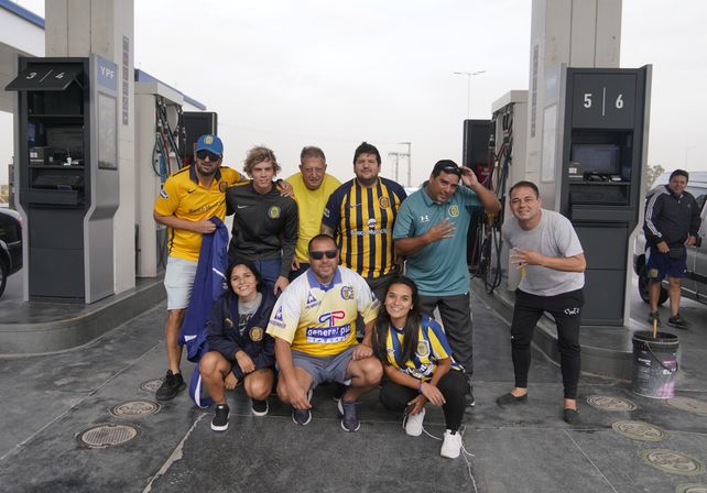 Los hinchas canallas en una de las paradas de aquel viaje a Córdoba para ver al equipo de Miguel Ángel Russo.
