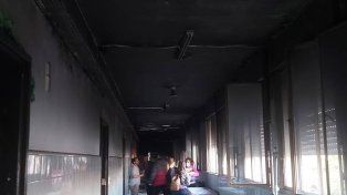 Un incendio en el Hospital San Roque provocó la evacuación urgente de mujeres embarazadas y bebés tras un desperfecto en una heladera.