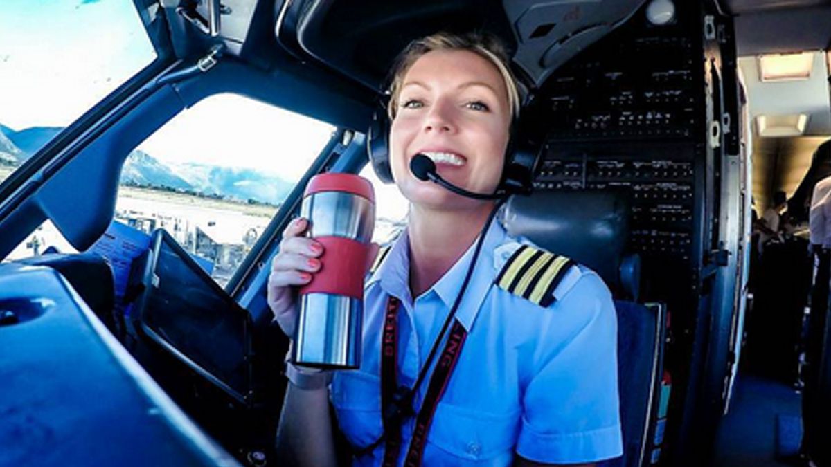 La sexy piloto de avión que arrasa en Instagram