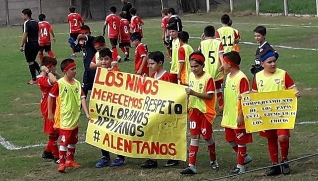 Le gritaron nena a un chico y todos sus compañeros fueron a jugar al fútbol con vincha