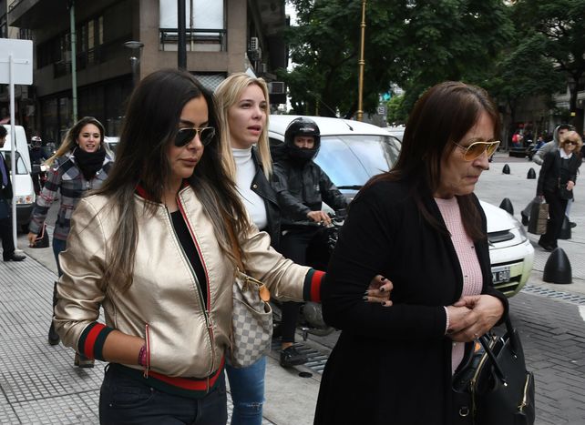 Juzgado. Larissa Riquelme sale junto a la madre del jugador