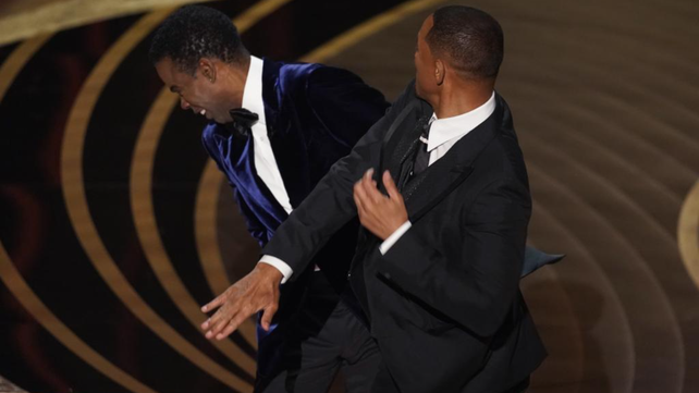 Will Smith golpea a Chris Rock en la entrega de premios de los Oscar 2022
