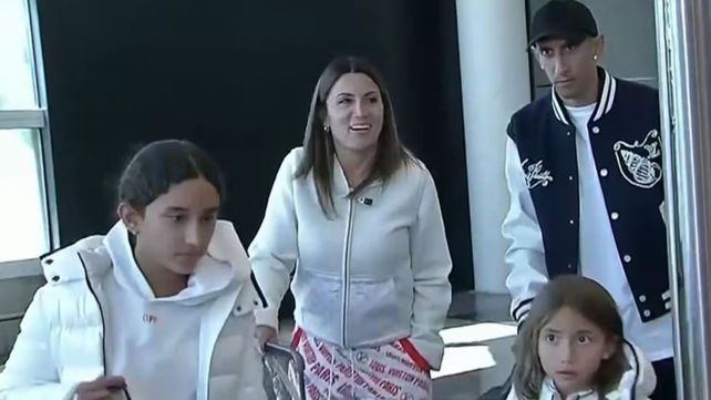 La esposa de Di María explotó luego de que hicieran llorar a su hija en el aeropuerto: ¿Estás loco?