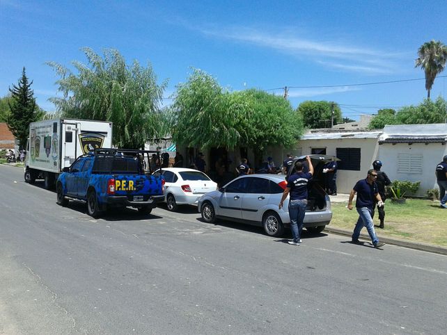 La policía llegó al Pirola buscando armas.