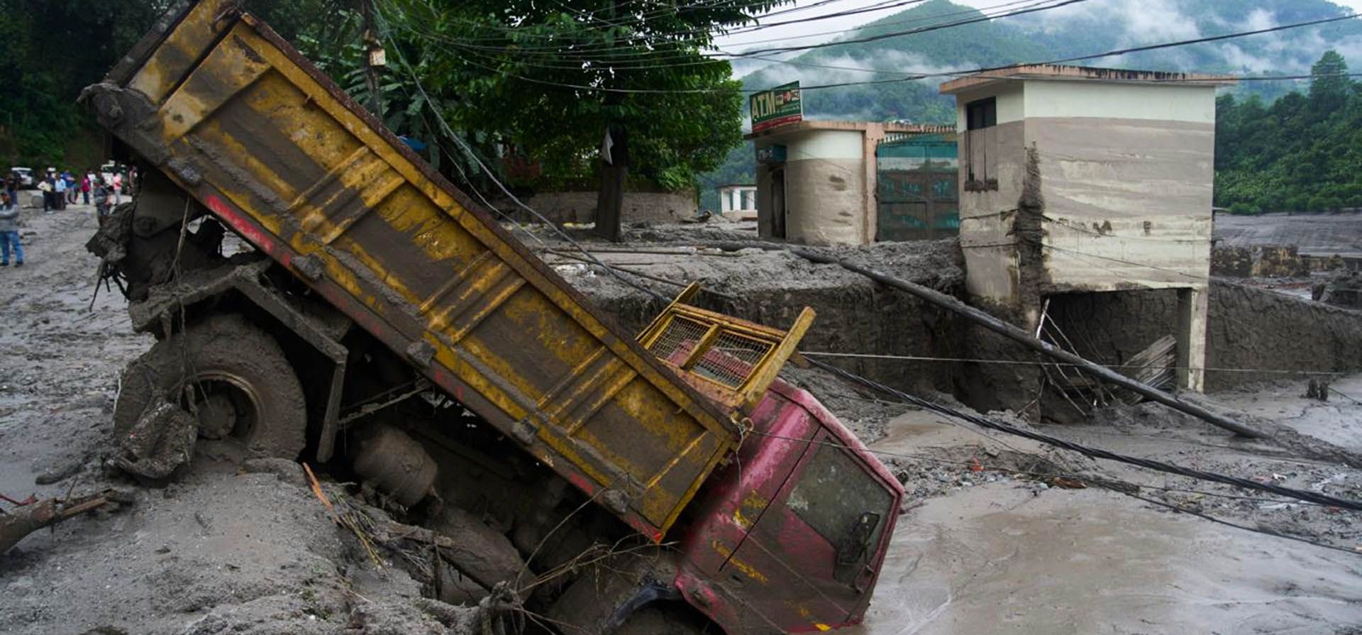 Casas y vehículos yacen dañados tras inundaciones repentinas a lo largo del río Trishuli, el miércoles 26 de agosto de 2026, en el distrito de Nuwakot, Nepal. (AP Foto/Niranjan Shrestha)