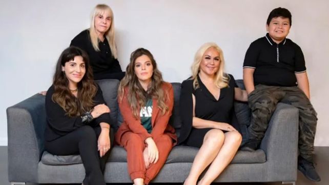 Claudia Villafañe y Vero Ojeda posaron juntas en una foto familiar por Diego Maradona