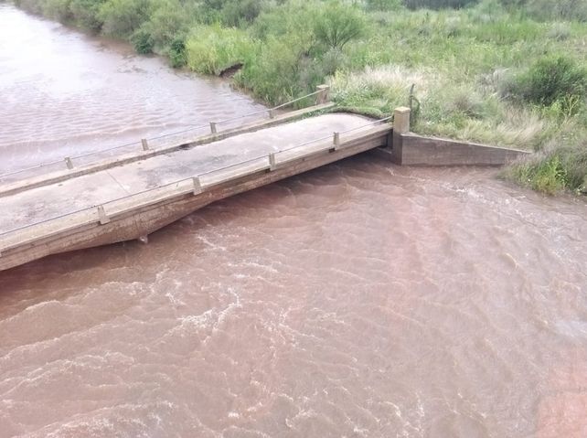 Buscan a un adolescente que se cayó a un arroyo
