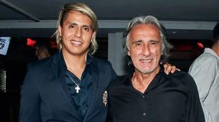 José Valencia y su hijo Daniel, quienes juntos mirarán la final del domingo para no romper el ritual.