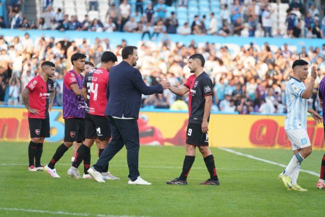 Cristian Fabbiani saluda a sus jugadores tras la derrota ante Racing.