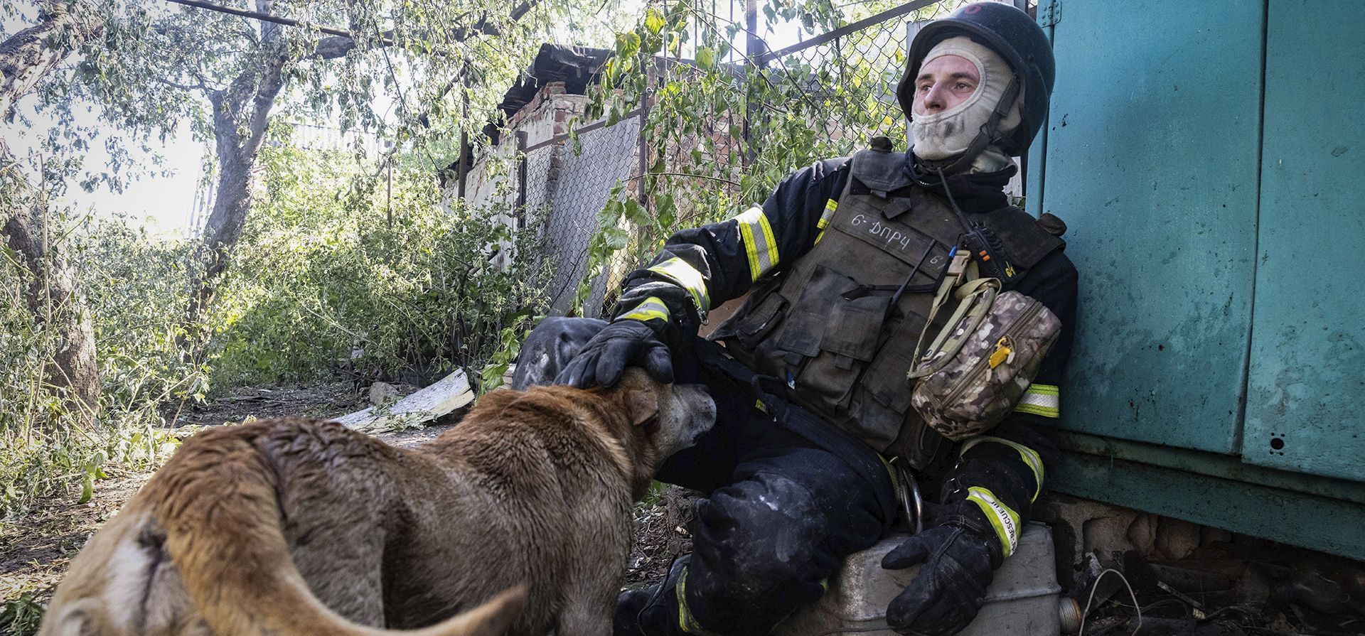 Un bombero acaricia a un perro mientras descansa después de apagar un incendio en una casa privada afectada por un bombardeo ruso en Kharkiv, Ucrania, el viernes 3 de mayo de 2024. (Foto AP/Yevhen Titov Un bombero acaricia a un perro mientras descansa después de apagar un incendio en una casa privada afectada por un bombardeo ruso en Kharkiv, Ucrania, el viernes 3 de mayo de 2024. (Foto AP/Yevhen Titov
