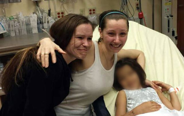 Emoción. Amanda Berry (centro) se reencontró con su hermana (izquierda) apenas logró recuperar la libertad.