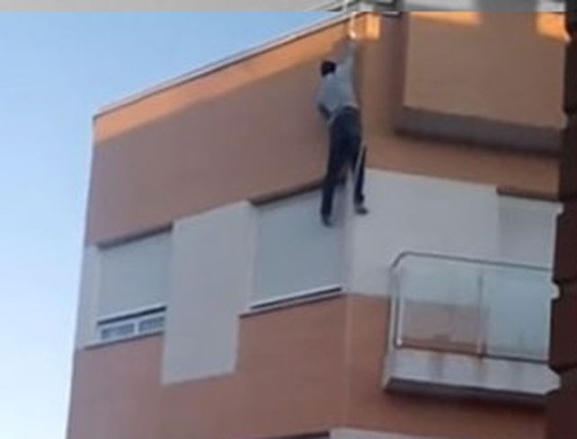 El hombre olvidó las llaves dentro se su departamento y quiso entrar por la ventana.
