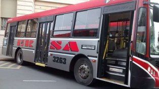 Aún con el subsidio, las personas con discapacidad motriz esperan horas un colectivo con rampa.