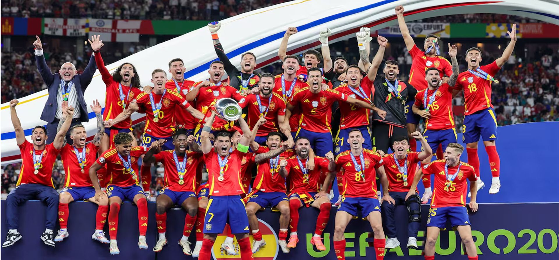 España se consagró campeón de la Eurocopa por cuarta vez y así quedó como el seleccionado con más títulos en la historia del torneo continental. Con la victoria 2-1 sobre Inglaterra, el conjunto dirigido por Luis de la Fuente concretó lo que había demostrado en el juego: fue el mejor equipo del torneo. Foto: AP España se consagró campeón de la Eurocopa por cuarta vez y así quedó como el seleccionado con más títulos en la historia del torneo continental. Con la victoria 2-1 sobre Inglaterra, el conjunto dirigido por Luis de la Fuente concretó lo que había demostrado en el juego: fue el mejor equipo del torneo. Foto: AP