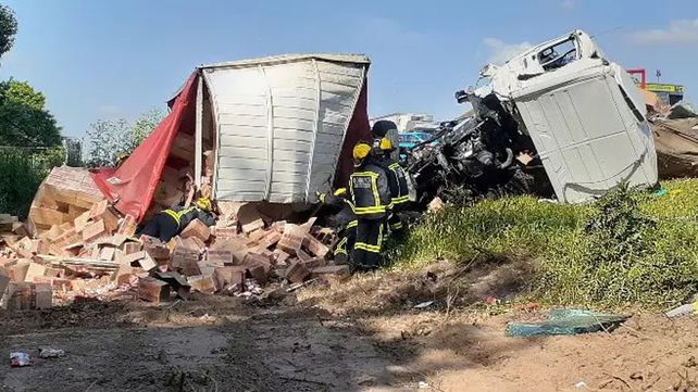 Tres muertos en un choque frontal entre camiones en la ruta 205