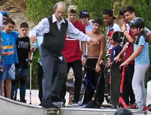 El anciano skater va en busca de su aprobación.