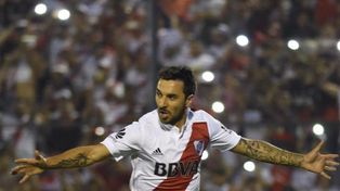 Con una ráfaga de Scocco, River sigue adelante en Copa Argentina
