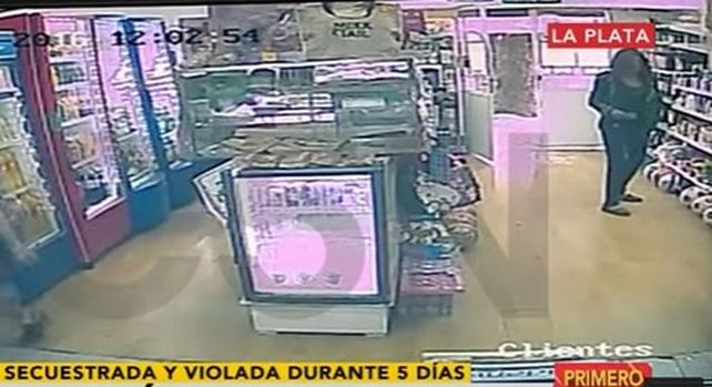 negocio. La mujer trastabillaba y le costaba mantenerse en pie los minutos que quedó bajo la cámara de vigilancia.