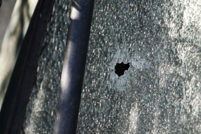Vehículos baleados en la cuadra de Felipe Moré al 600 bis.