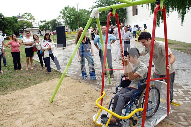 Inauguraron una plazoleta adaptada para personas con discapacidad