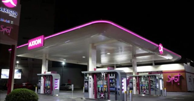 Axion recortó el aumento inicial y bajó sus combustibles un 2%