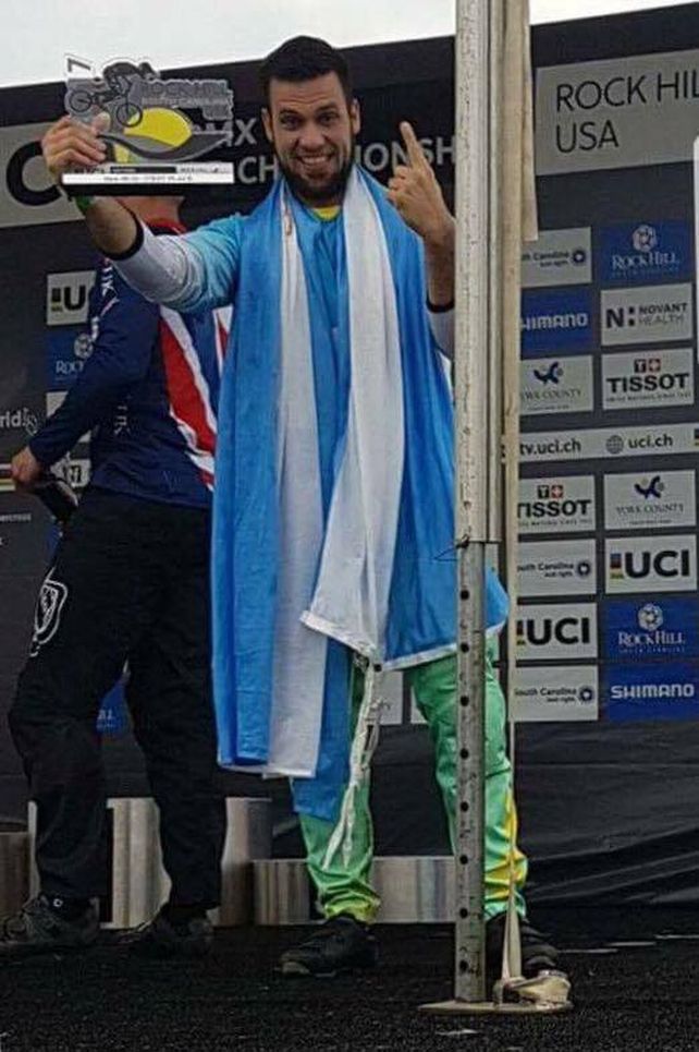 Con el trofeo que le cambiará su vida deportiva.&nbsp;