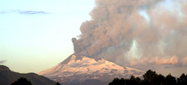 El volc&aacute;n Llaima sigue en erupci&oacute;n y lanza lava hacia Argentina