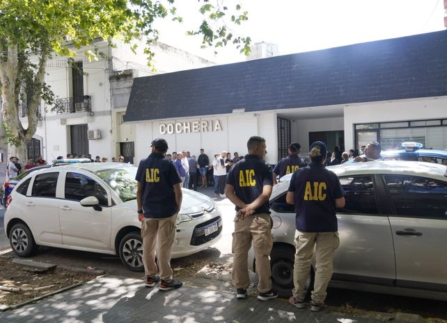 Dolor en el velorio de Joel Ruiz, el policía que murió tras ser baleado en un allanamiento