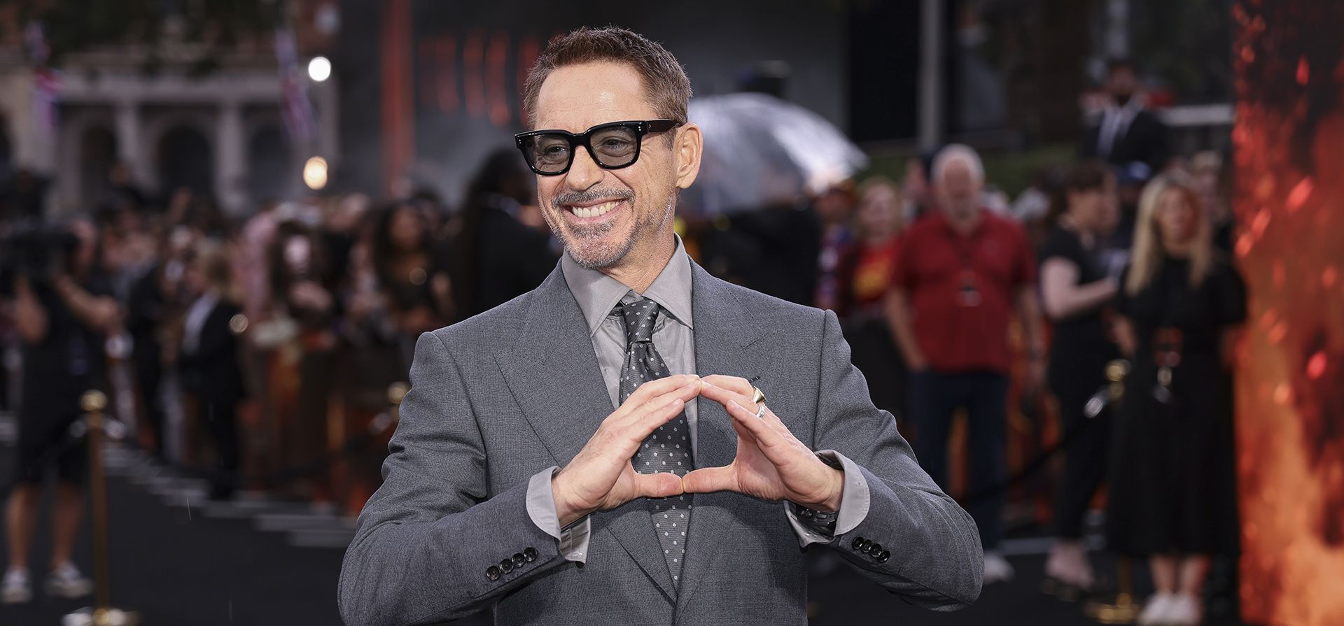 Robert Downey Jr. posa para los fotógrafos a su llegada al estreno de la película Robert Downey Jr. posa para los fotógrafos a su llegada al estreno de la película