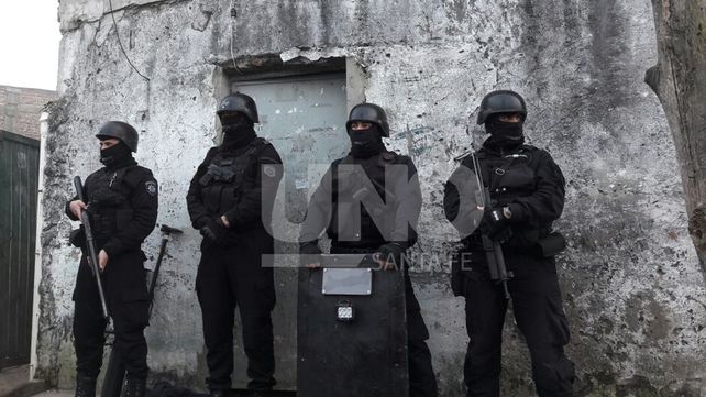 B° San Lorenzo: siete allanamientos, cuatro detenidos y un arma de guerra secuestrada