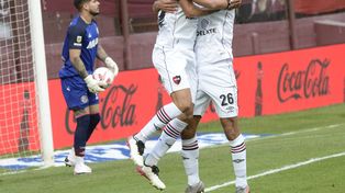 Nico Castro festeja uno de sus goles con Sordo, en el triunfo 2-1 en la Liga Profesional 2021.