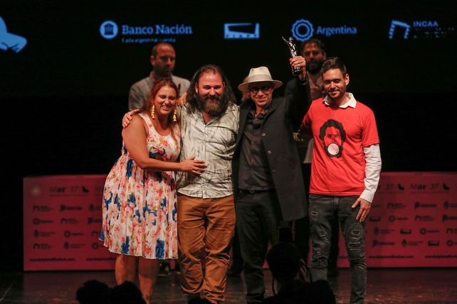 Los responsables del “Saudade...” junto al director Haroldo Borges (centro) al recibir el premio mayor del festival.