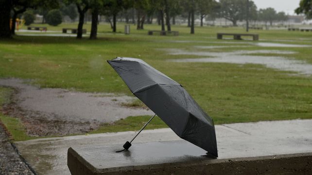 Paraguas afuera. Este viernes llegará la lluvia y mañana continuará el mal tiempo