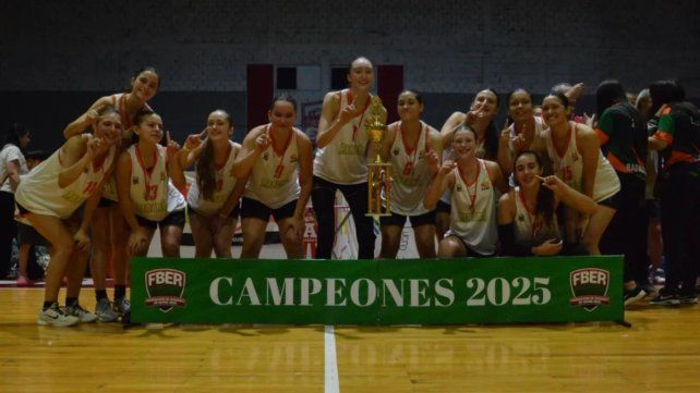El plantel de la APBF celebrando tras la coronación.