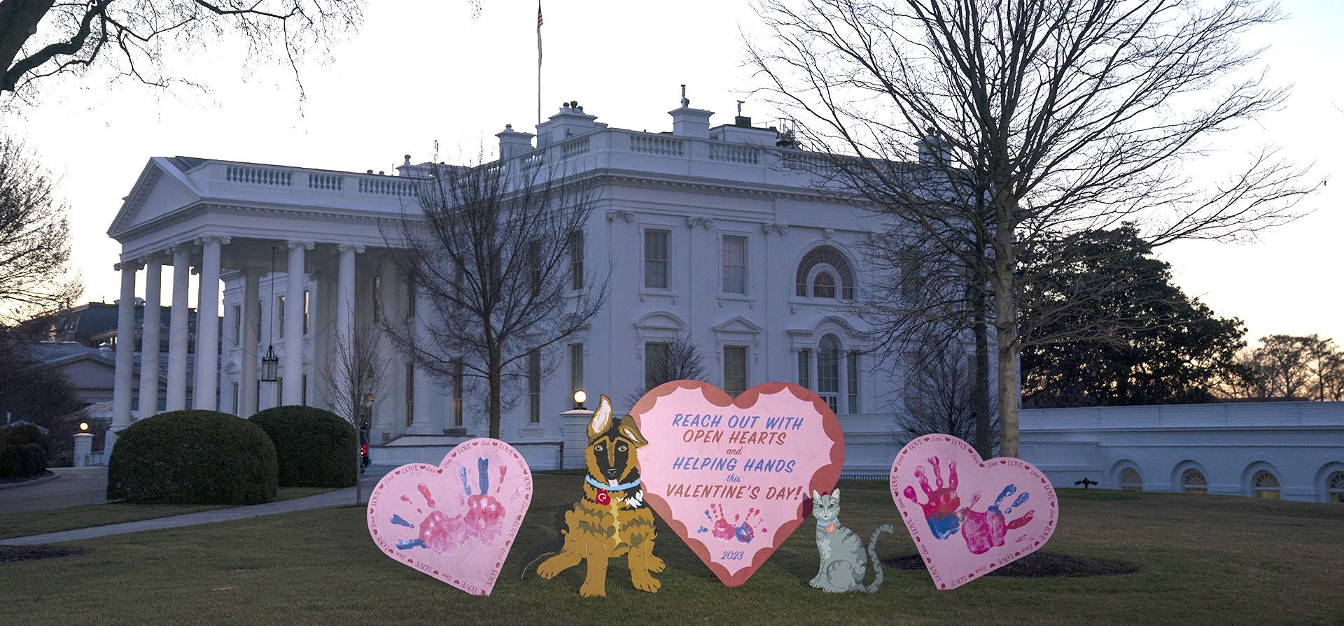 Las decoraciones del Día de San Valentín adornan el jardín de la Casa Blanca, el martes 14 de febrero de 2023, en Washington. (Foto AP/Evan Vucci)