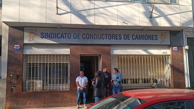 La sede del Sindicato de Camioneros de Pasco al 1000. El lugar fue atacado en noviembre de 2021. Anoche no hubo impactos en el frente.&nbsp;