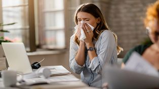 Profesionales advierten que los cuadros respiratorios duran más y que las reinfecciones de virus son frecuentes por estrés y falta de reposo.
