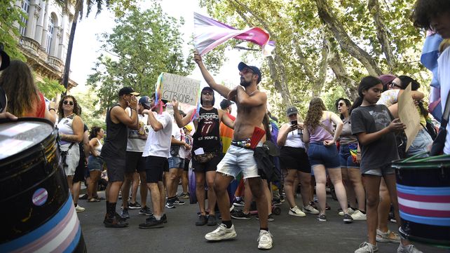 Marcha antifascista: cierre multitudinario con el Monumento a la Bandera de fondo