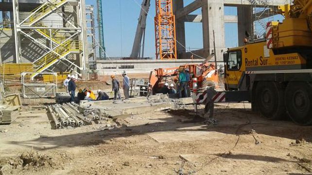 Un trabajador muerto y varios heridos al caer una viga en una empresa aceitera de Timbúes