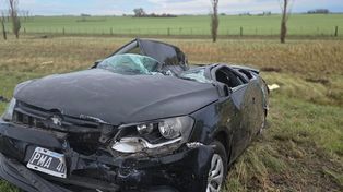 Milagro en la autopista a Córdoba: el techo del auto quedó completamente aplastado, pero la familia puso dalir por sus propios medios.