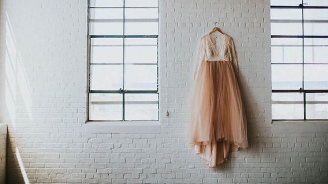 Pasó años usando una silla de ruedas y sorprendió a todos en su boda caminando hacia el altar