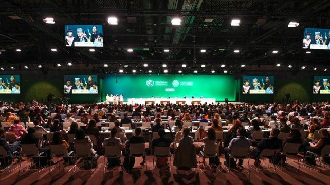Las negociaciones terminaron en un texto que convoca a la transición para alcanzar la neutralidad de carbono en 2050. Convocan a acelerar transición energética