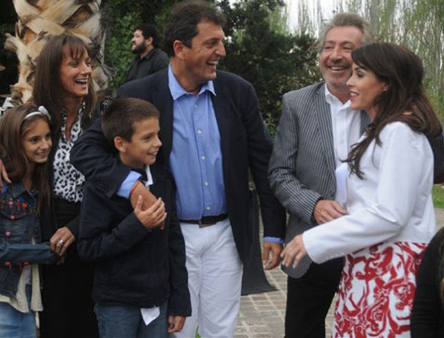 Sergio Massa y su familia junto a Daniel Vila y Pamela David.