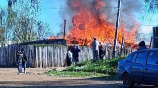 El fuego consumió tres viviendas precarias.