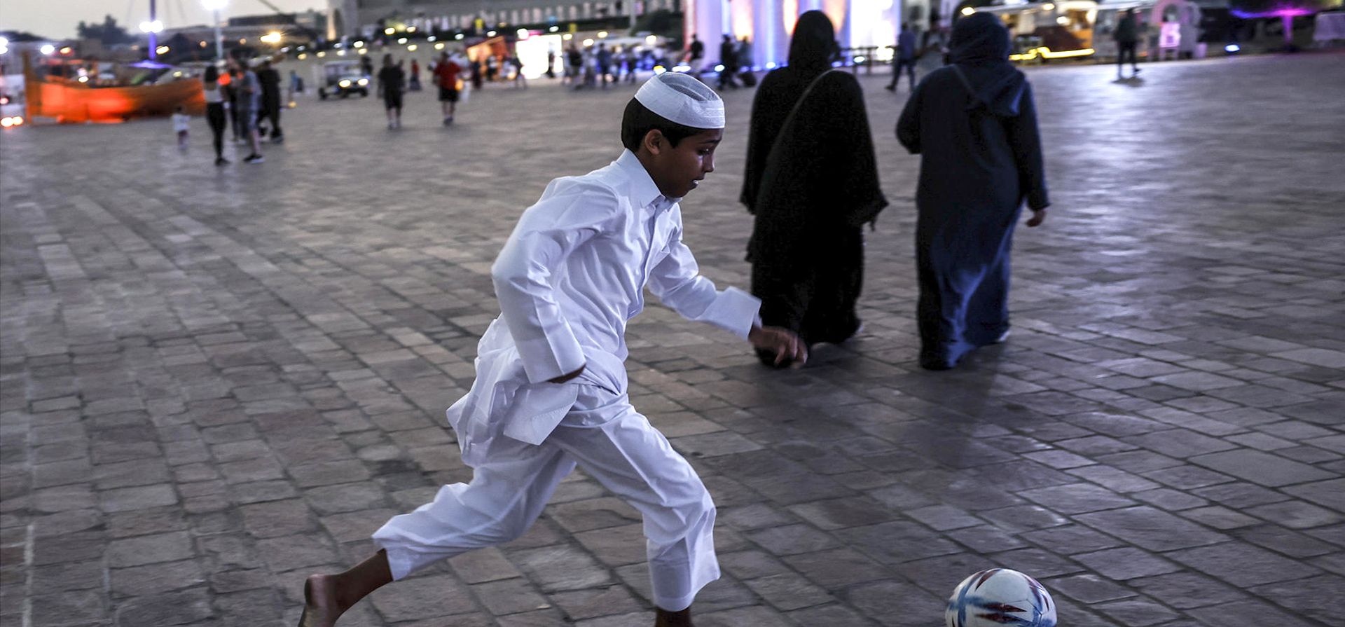 Un niño juega a la pelota en Katara Doha, Qatar, donde se celebra el Mundial de fútbol. EFE/Juan Ignacio Roncoroni
