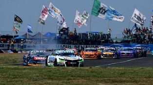 Largada de la final del Turismo Carretera en 2024 en Paraná, con Diego Ciantini en punta. El Bochita ganaría. Hoy es uno de los ausentes.