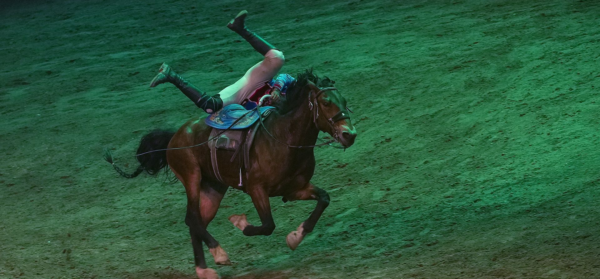 Un artista realiza una habilidad de montar a caballo en la Un artista realiza una habilidad de montar a caballo en la