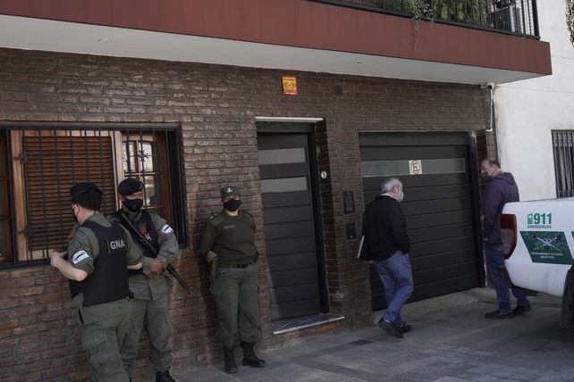 Agentes de Gendarmería Nacional en una finca de 9 de Julio al 3600 allanada este miércoles.
