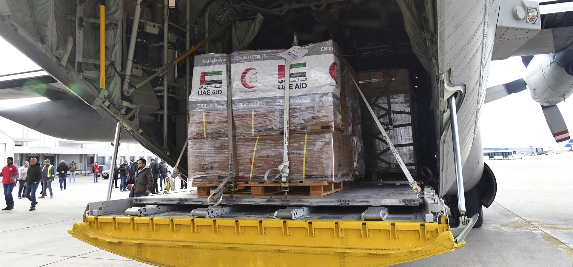 Un avión de los Emiratos Árabes Unidos que transporta ayuda humanitaria para Siria luego de un devastador terremoto llega al aeropuerto de Damasco, Siria, el miércoles 8 de febrero de 2023. Los equipos de búsqueda y la ayuda llegan a raudales en Turquía y Siria mientras los rescatistas que trabajan en temperaturas bajo cero cavan entre los restos de edificios arrasados por un terremoto devastador. (SANA vía AP)