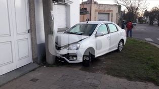 Un conductor embistió con su auto contra una columna de luz